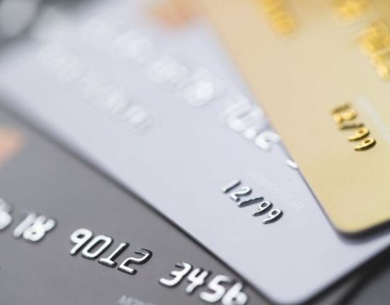 Imagem que representa as vantagens e desvantagens do cartão de crédito