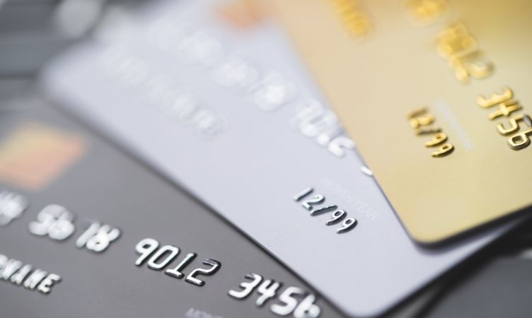 Imagem que representa as vantagens e desvantagens do cartão de crédito